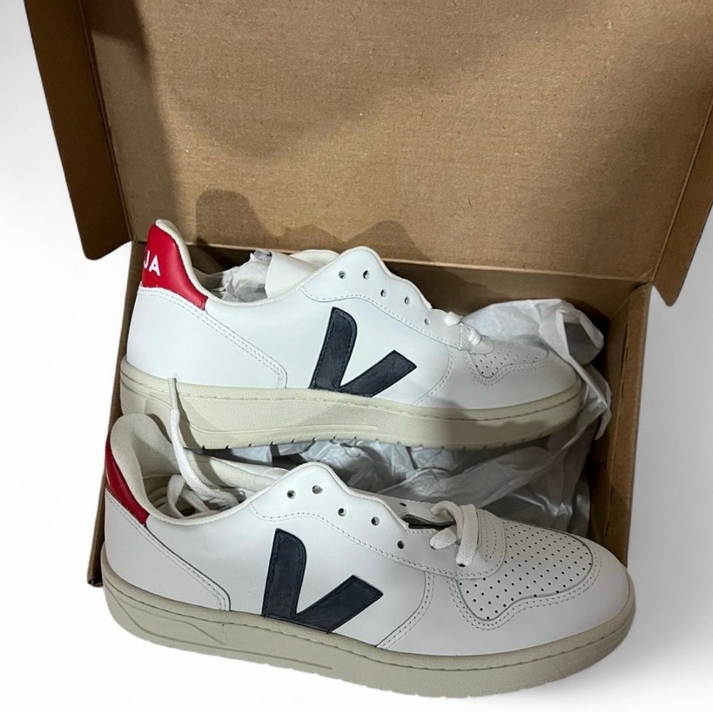 Veja V-10 sneakers . Size 40. Brand new.